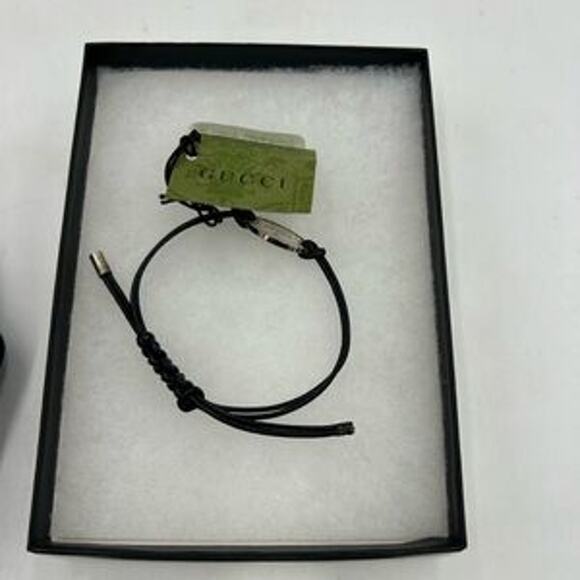 Gucci, black leather cord bracelet with sterling silver logo engraved plaque - Picture 3 of 11